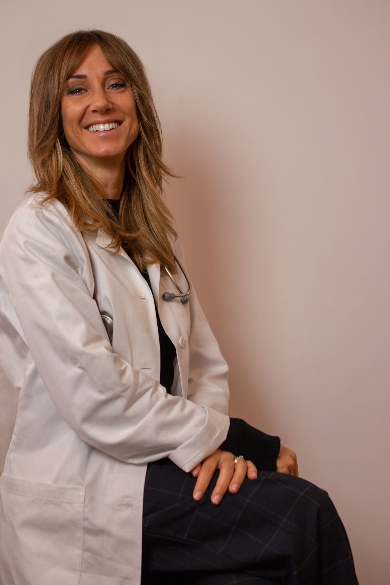 Nutrizionista seduta in studio, sorridente